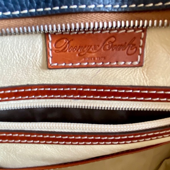 🔥 Dooney and Bourke Tote Bag with Strap🔥 - Picture 7 of 15